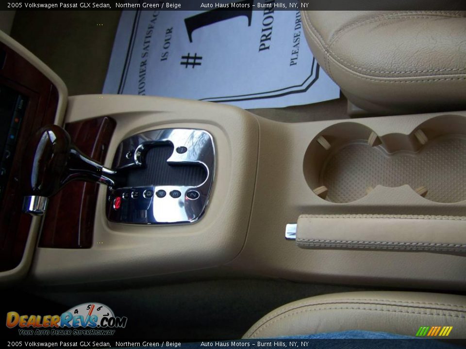 2005 Volkswagen Passat GLX Sedan Northern Green / Beige Photo #26