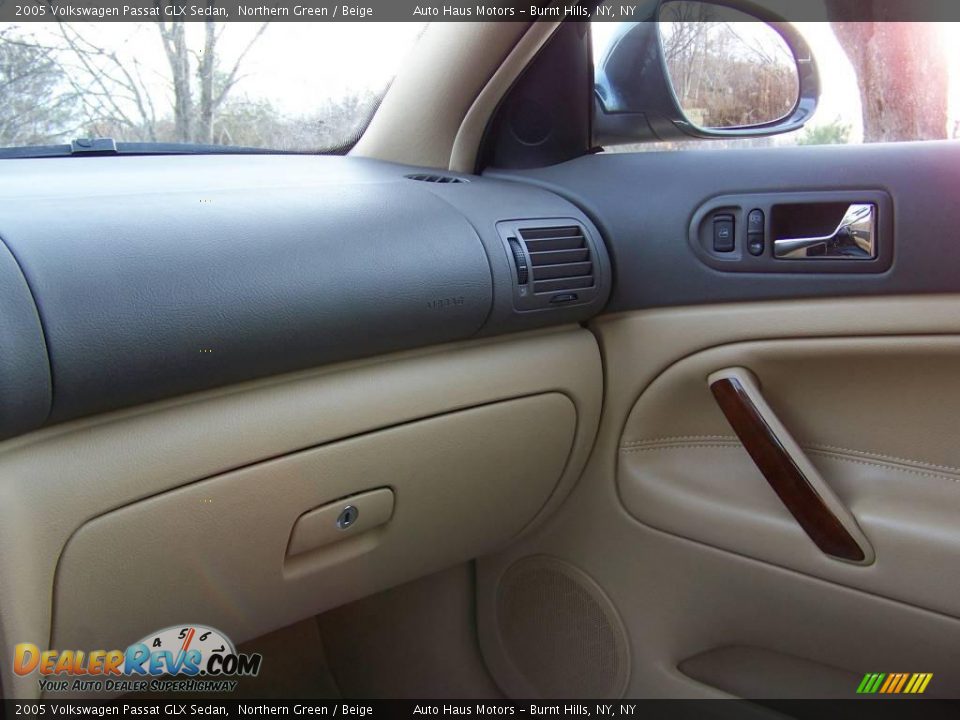 2005 Volkswagen Passat GLX Sedan Northern Green / Beige Photo #27
