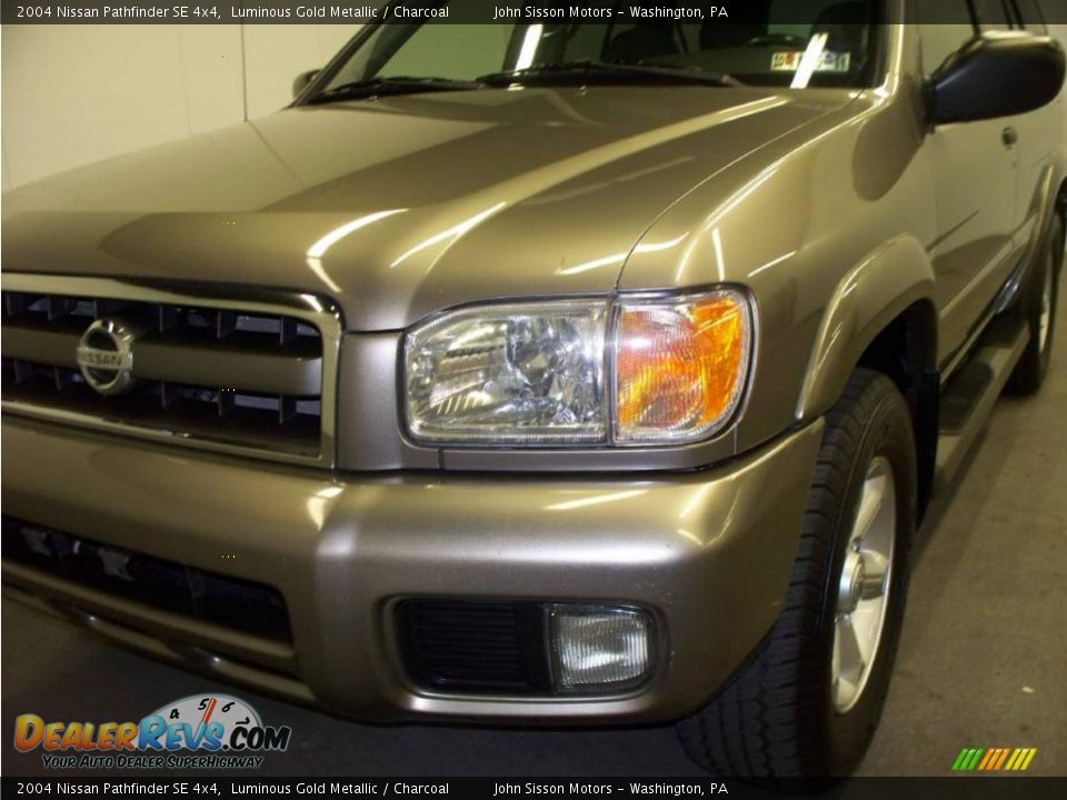 2004 Nissan Pathfinder SE 4x4 Luminous Gold Metallic / Charcoal Photo #11