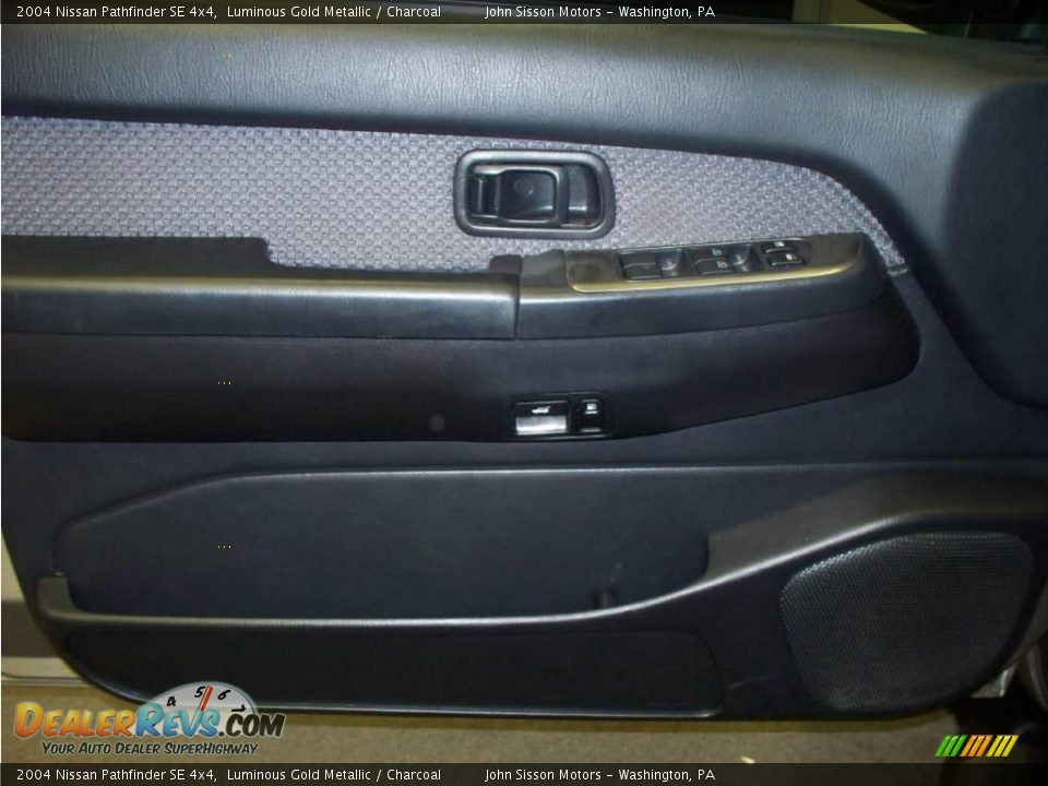 2004 Nissan Pathfinder SE 4x4 Luminous Gold Metallic / Charcoal Photo #18