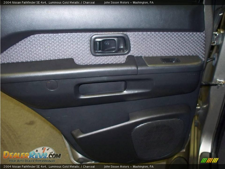 2004 Nissan Pathfinder SE 4x4 Luminous Gold Metallic / Charcoal Photo #22