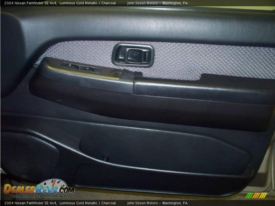 2004 Nissan Pathfinder SE 4x4 Luminous Gold Metallic / Charcoal Photo #25