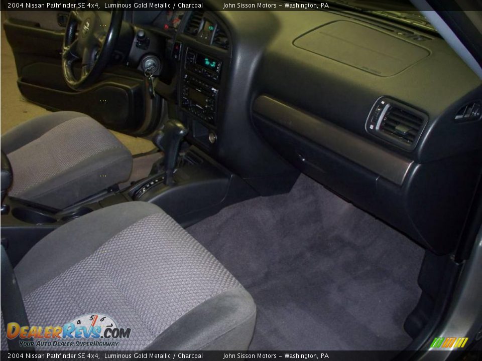 2004 Nissan Pathfinder SE 4x4 Luminous Gold Metallic / Charcoal Photo #26