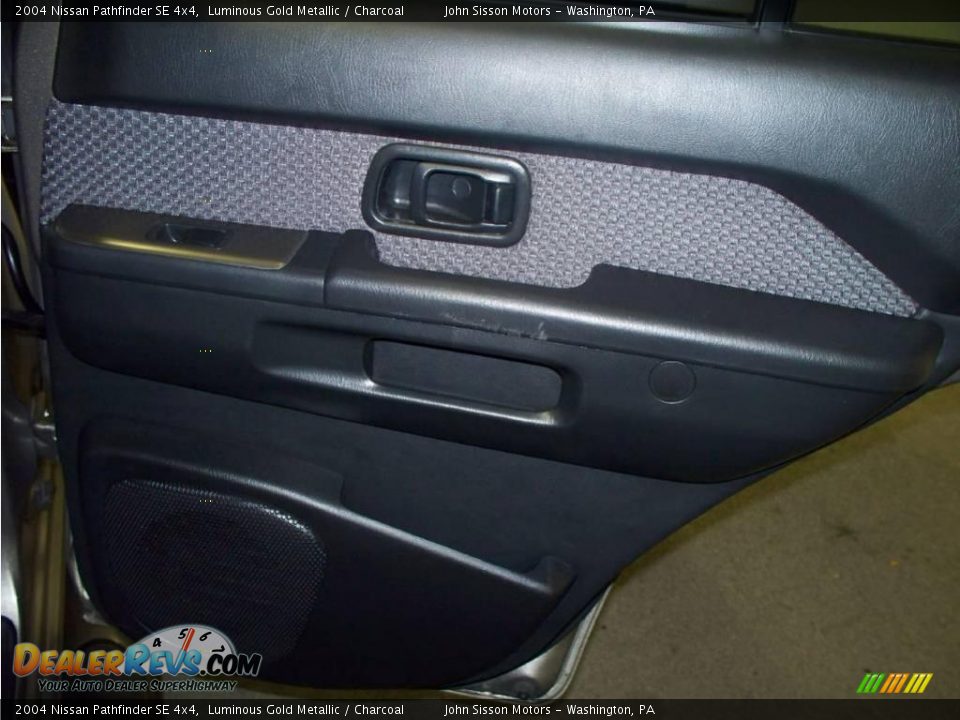 2004 Nissan Pathfinder SE 4x4 Luminous Gold Metallic / Charcoal Photo #29