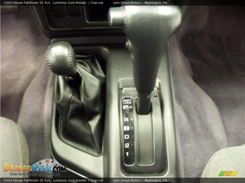 2004 Nissan Pathfinder SE 4x4 Luminous Gold Metallic / Charcoal Photo #33