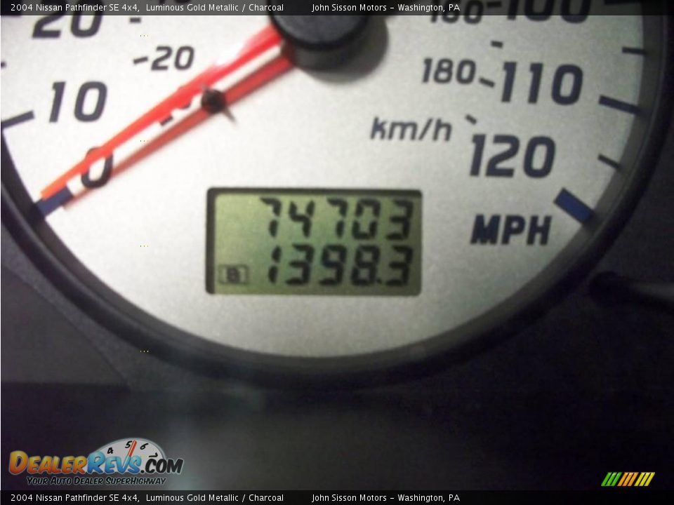 2004 Nissan Pathfinder SE 4x4 Luminous Gold Metallic / Charcoal Photo #35