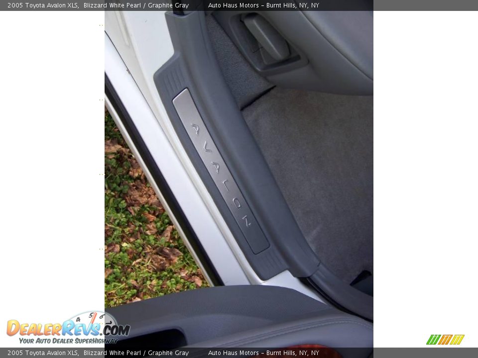 2005 Toyota Avalon XLS Blizzard White Pearl / Graphite Gray Photo #9