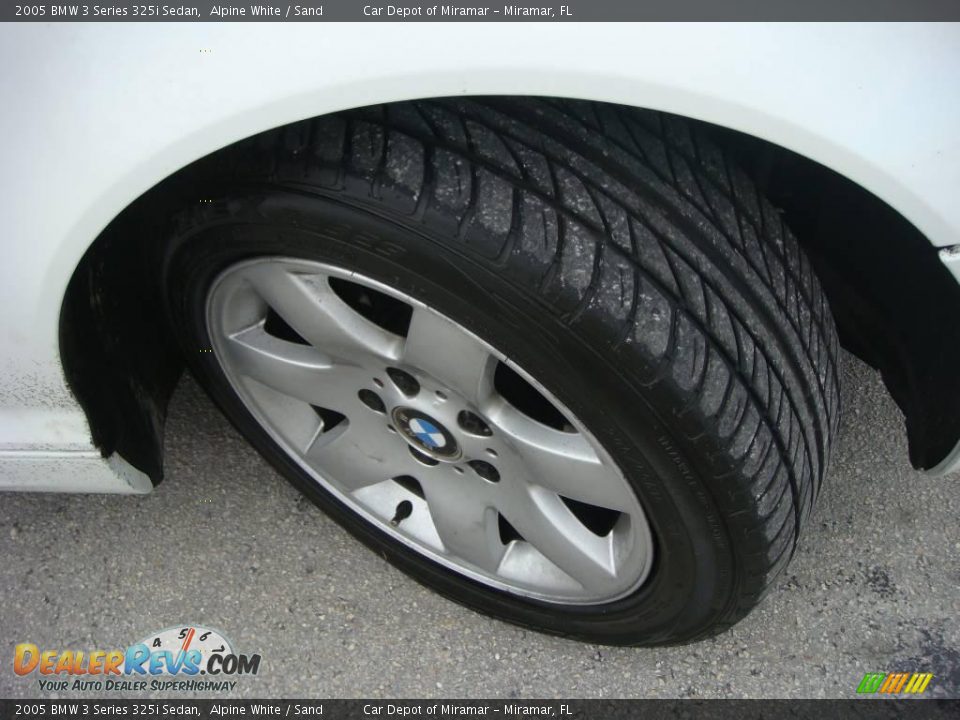 2005 BMW 3 Series 325i Sedan Alpine White / Sand Photo #16