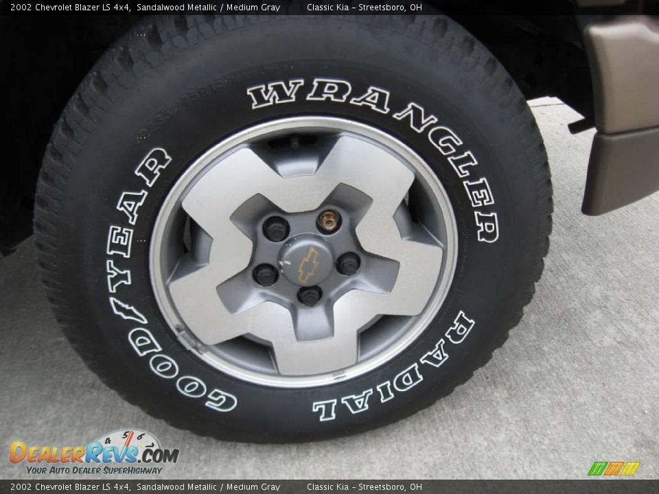 2002 Chevrolet Blazer LS 4x4 Sandalwood Metallic / Medium Gray Photo #11