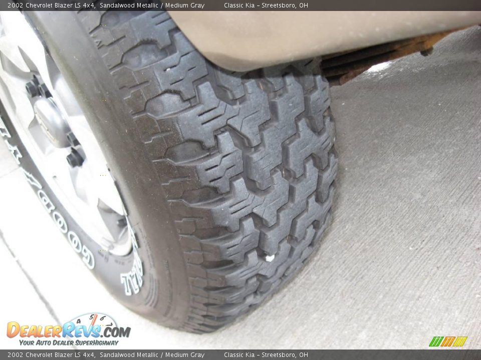 2002 Chevrolet Blazer LS 4x4 Sandalwood Metallic / Medium Gray Photo #29