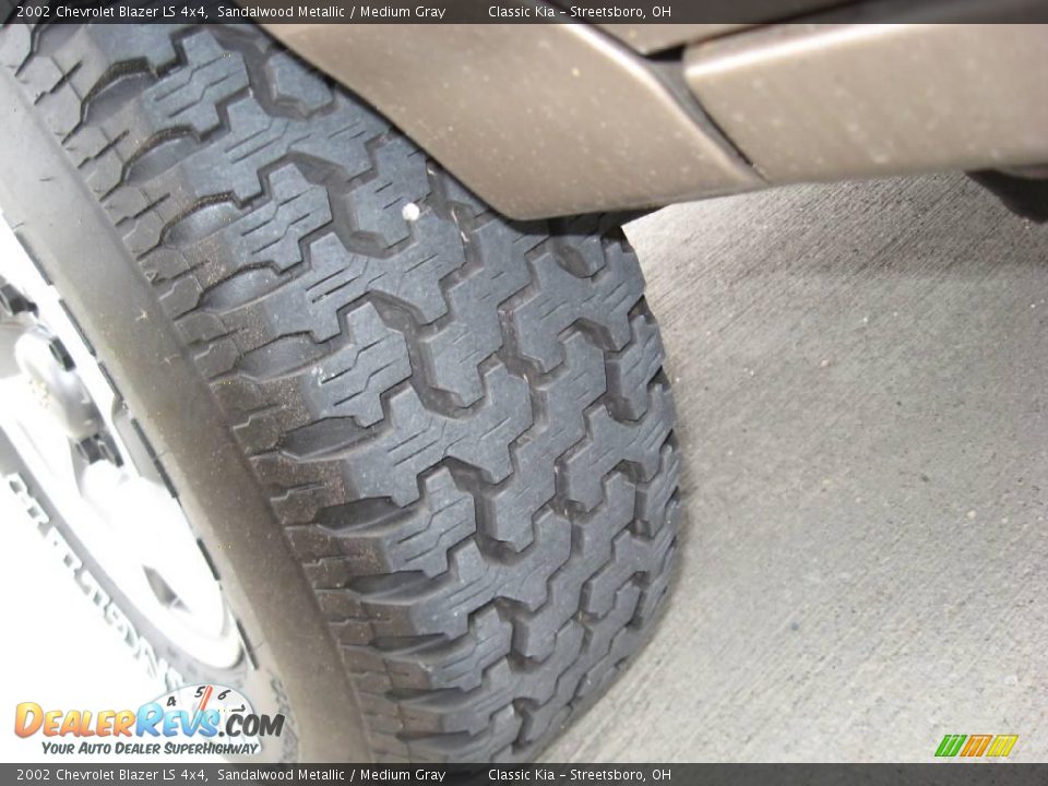 2002 Chevrolet Blazer LS 4x4 Sandalwood Metallic / Medium Gray Photo #30