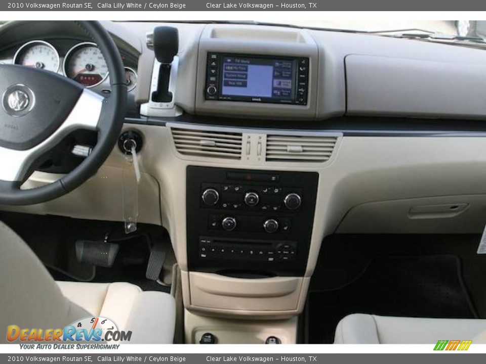 2010 Volkswagen Routan SE Calla Lilly White / Ceylon Beige Photo #5