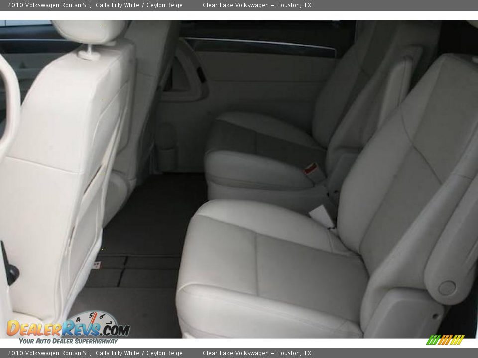 2010 Volkswagen Routan SE Calla Lilly White / Ceylon Beige Photo #7