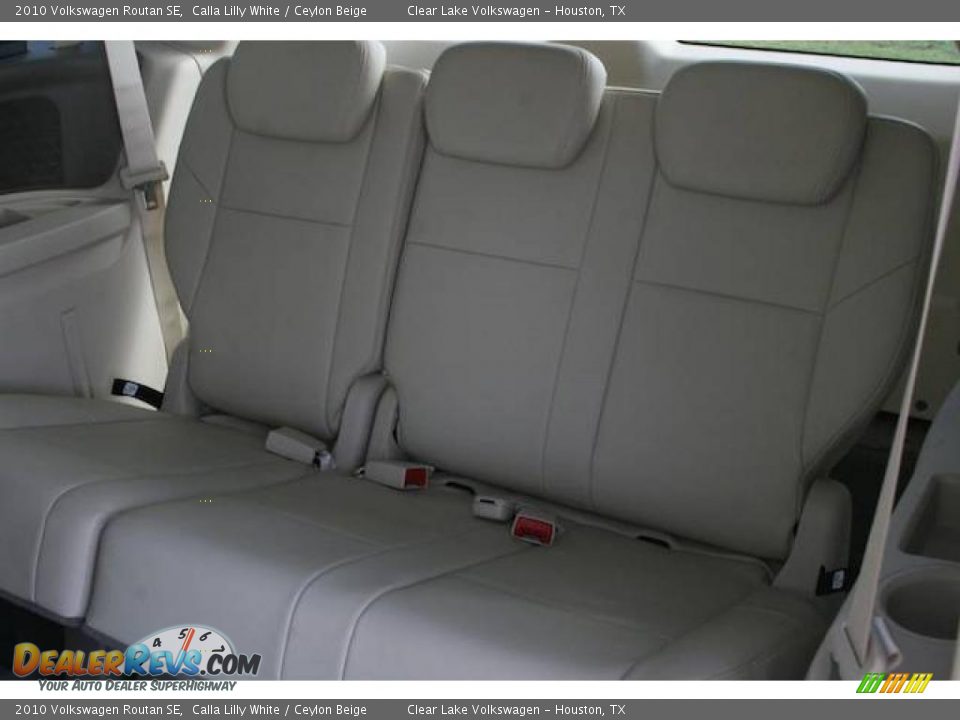 2010 Volkswagen Routan SE Calla Lilly White / Ceylon Beige Photo #10