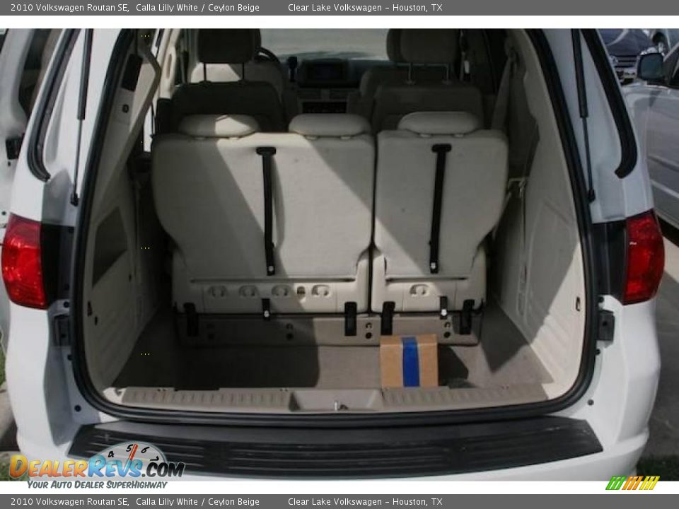 2010 Volkswagen Routan SE Calla Lilly White / Ceylon Beige Photo #11