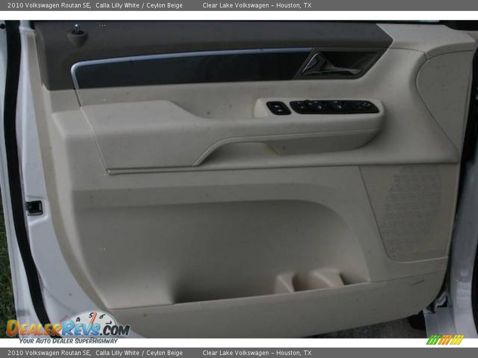 2010 Volkswagen Routan SE Calla Lilly White / Ceylon Beige Photo #12
