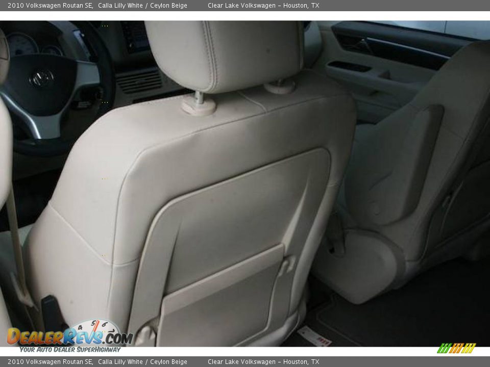 2010 Volkswagen Routan SE Calla Lilly White / Ceylon Beige Photo #15