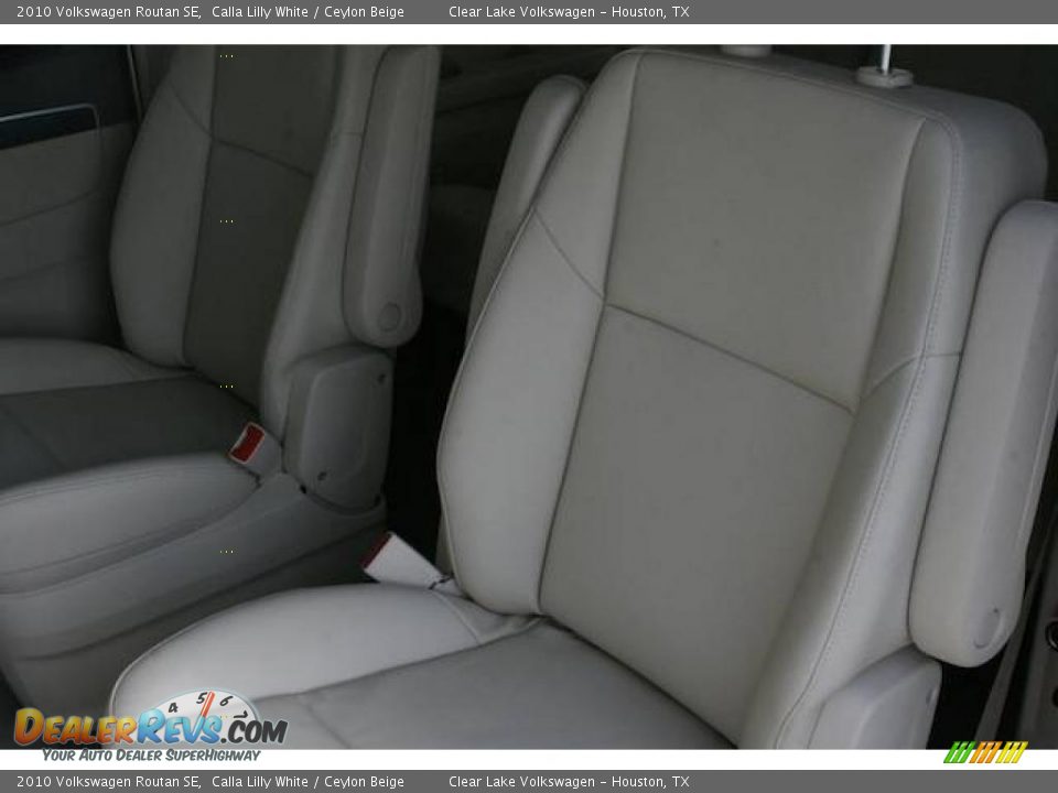 2010 Volkswagen Routan SE Calla Lilly White / Ceylon Beige Photo #16
