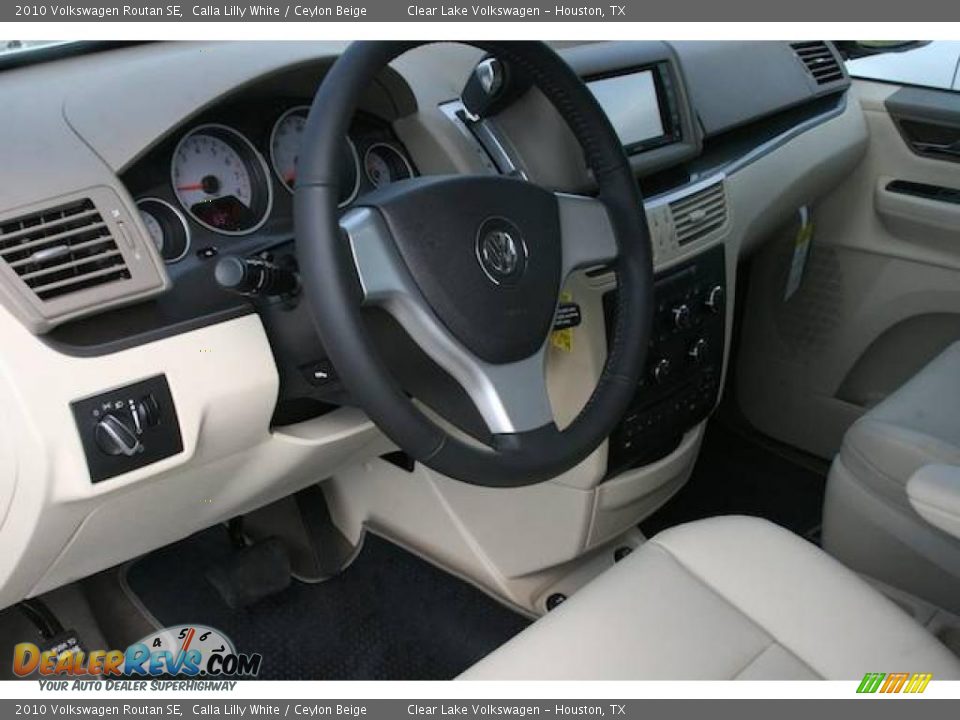 2010 Volkswagen Routan SE Calla Lilly White / Ceylon Beige Photo #17