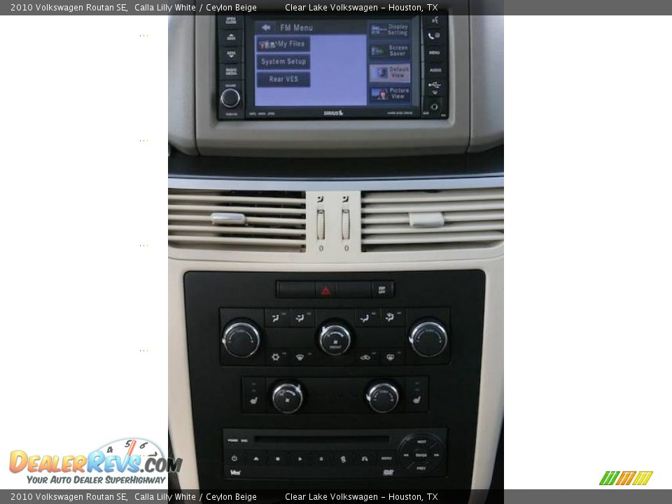 2010 Volkswagen Routan SE Calla Lilly White / Ceylon Beige Photo #19