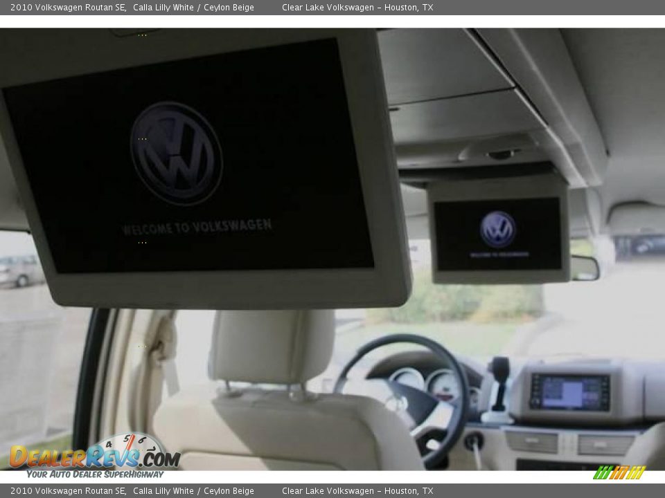 2010 Volkswagen Routan SE Calla Lilly White / Ceylon Beige Photo #23