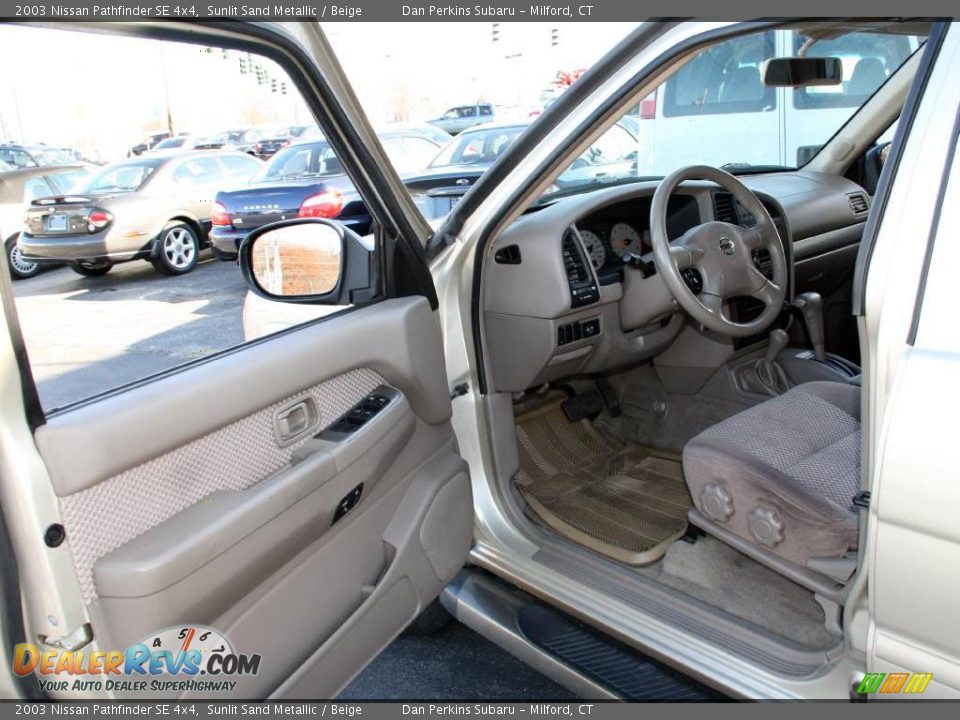 2003 Nissan Pathfinder SE 4x4 Sunlit Sand Metallic / Beige Photo #10