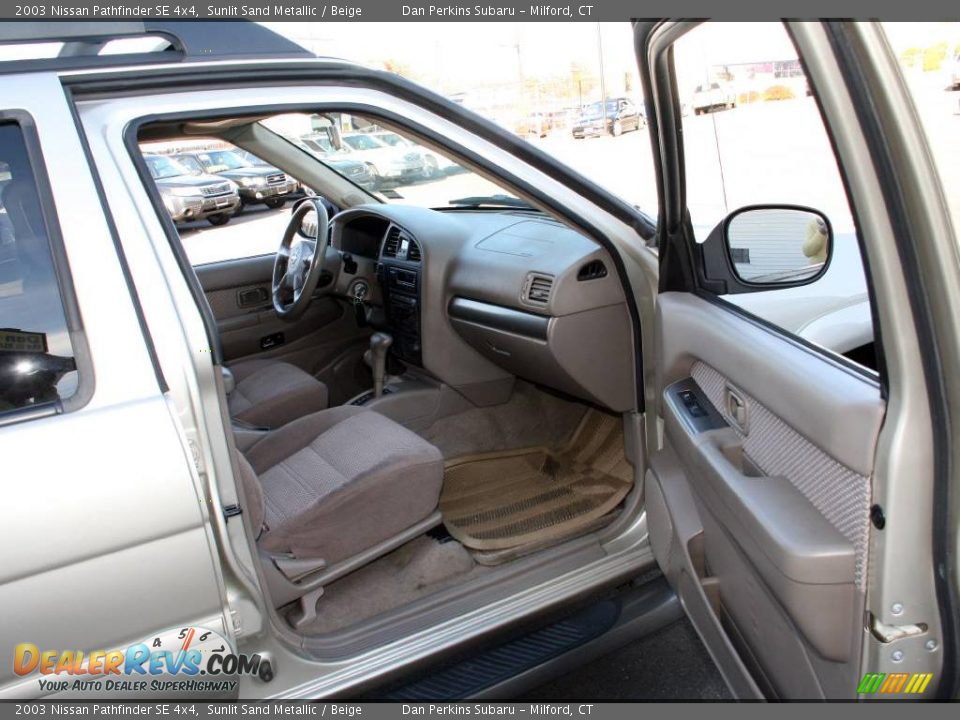 2003 Nissan Pathfinder SE 4x4 Sunlit Sand Metallic / Beige Photo #11