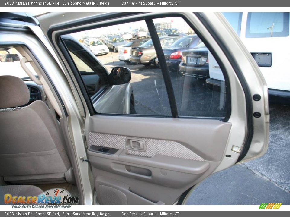 2003 Nissan Pathfinder SE 4x4 Sunlit Sand Metallic / Beige Photo #15