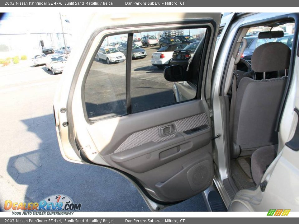 2003 Nissan Pathfinder SE 4x4 Sunlit Sand Metallic / Beige Photo #16