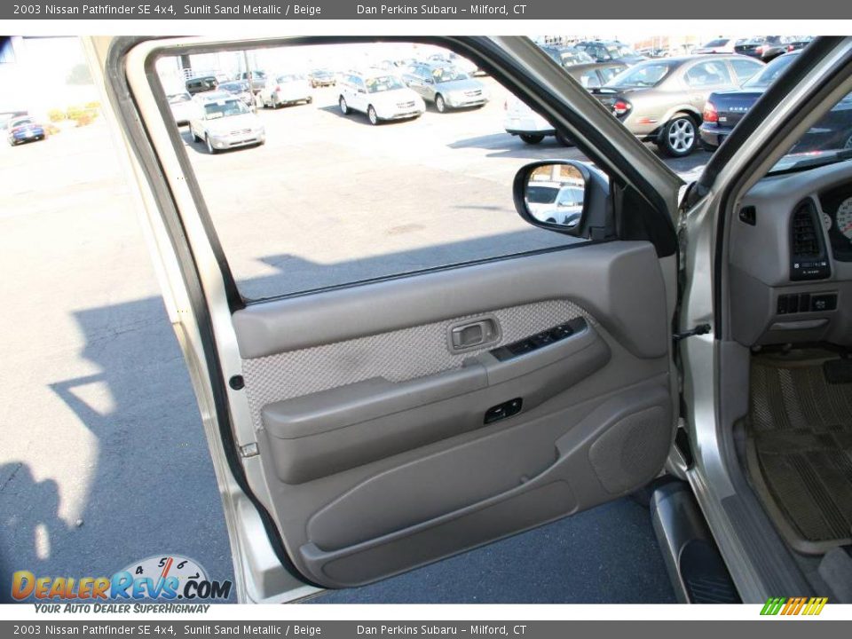 2003 Nissan Pathfinder SE 4x4 Sunlit Sand Metallic / Beige Photo #17