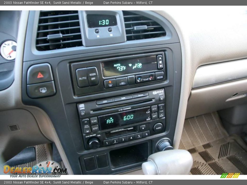 2003 Nissan Pathfinder SE 4x4 Sunlit Sand Metallic / Beige Photo #22