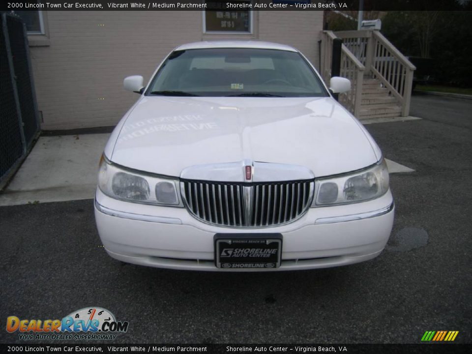 2000 Lincoln Town Car Executive Vibrant White / Medium Parchment Photo #1