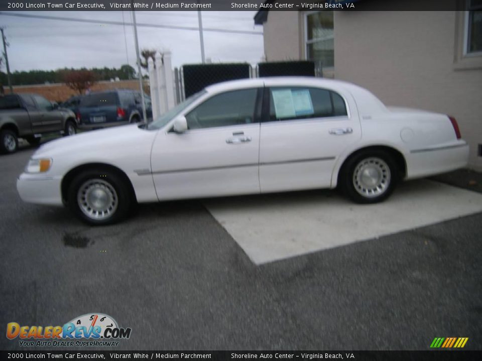 2000 Lincoln Town Car Executive Vibrant White / Medium Parchment Photo #2