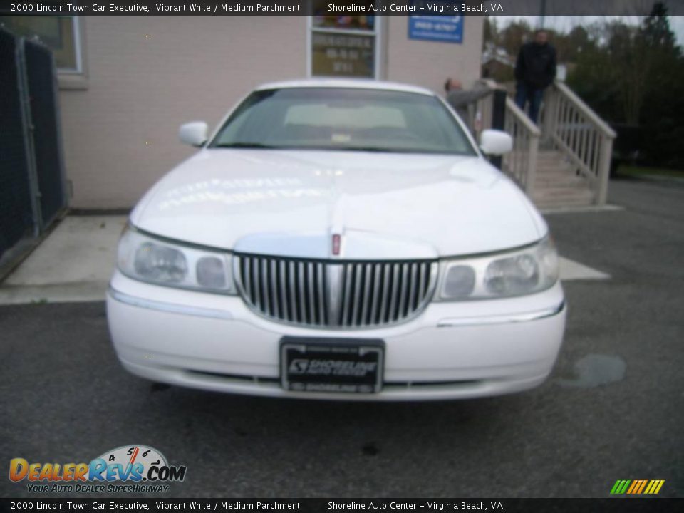 2000 Lincoln Town Car Executive Vibrant White / Medium Parchment Photo #3