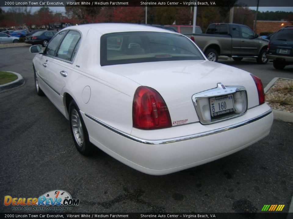 2000 Lincoln Town Car Executive Vibrant White / Medium Parchment Photo #4