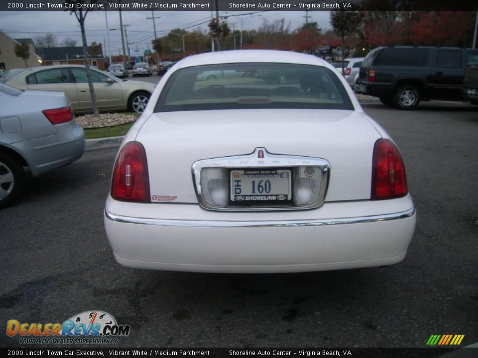 2000 Lincoln Town Car Executive Vibrant White / Medium Parchment Photo #5