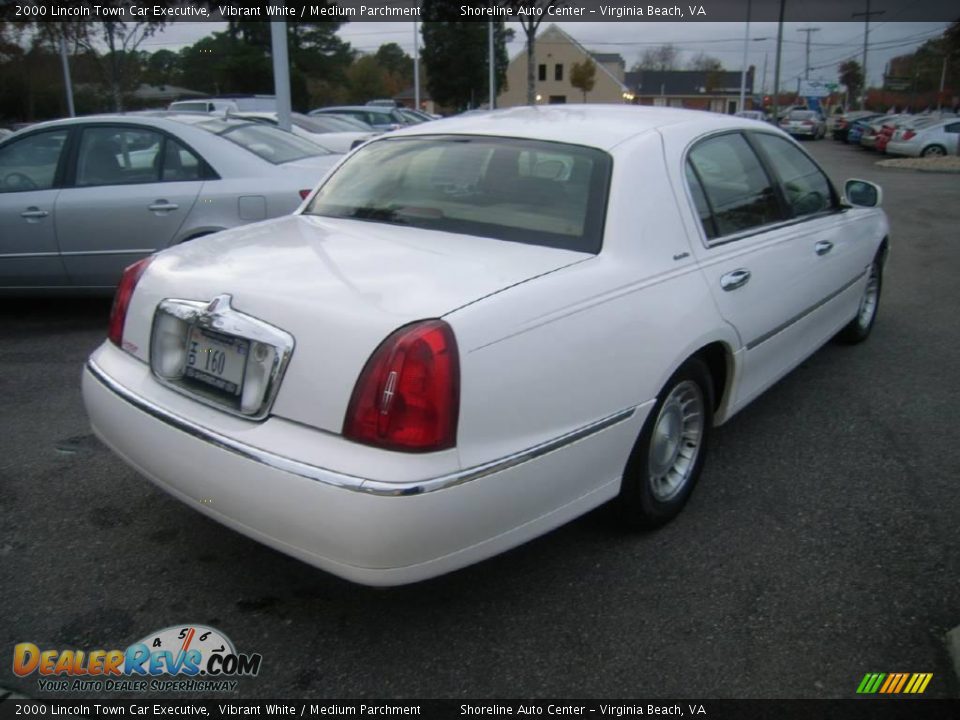 2000 Lincoln Town Car Executive Vibrant White / Medium Parchment Photo #6