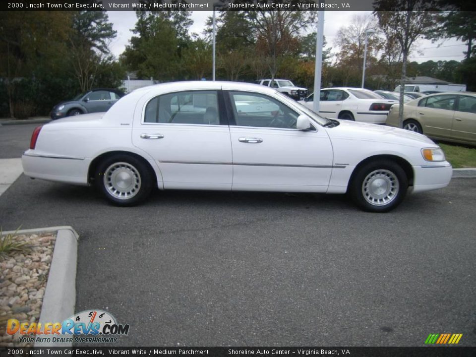2000 Lincoln Town Car Executive Vibrant White / Medium Parchment Photo #7