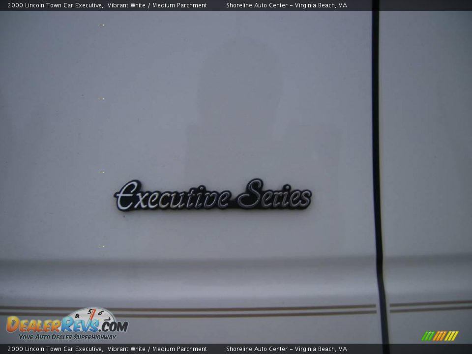 2000 Lincoln Town Car Executive Vibrant White / Medium Parchment Photo #8
