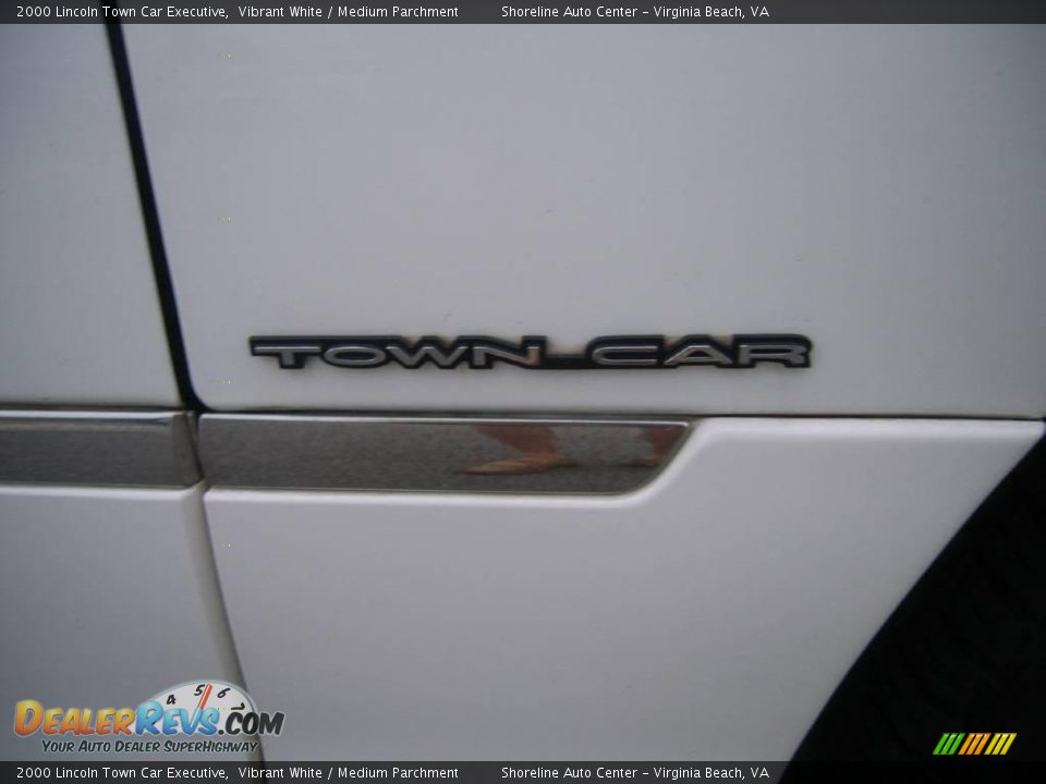 2000 Lincoln Town Car Executive Vibrant White / Medium Parchment Photo #9