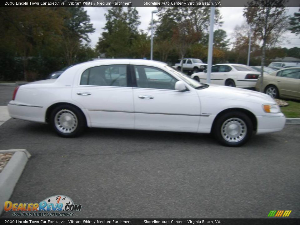 2000 Lincoln Town Car Executive Vibrant White / Medium Parchment Photo #12