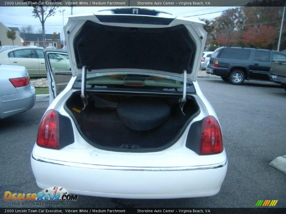 2000 Lincoln Town Car Executive Vibrant White / Medium Parchment Photo #13