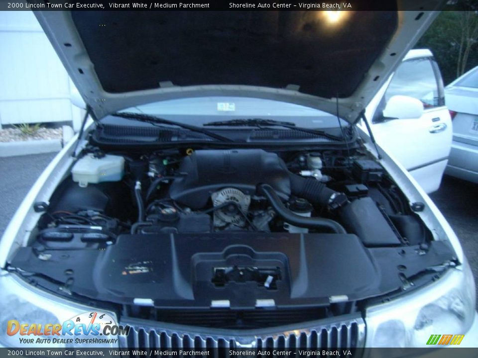 2000 Lincoln Town Car Executive Vibrant White / Medium Parchment Photo #14