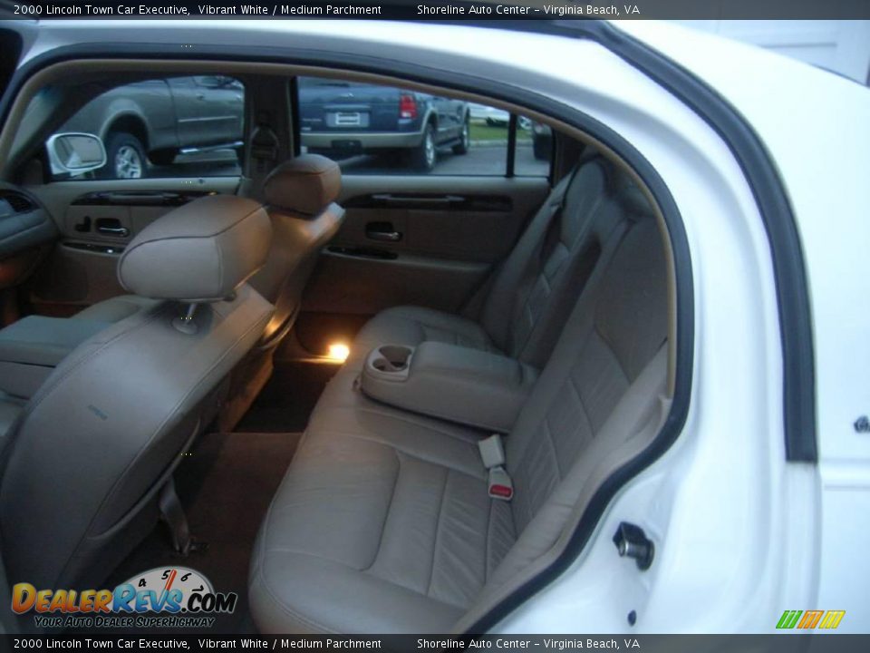 2000 Lincoln Town Car Executive Vibrant White / Medium Parchment Photo #15