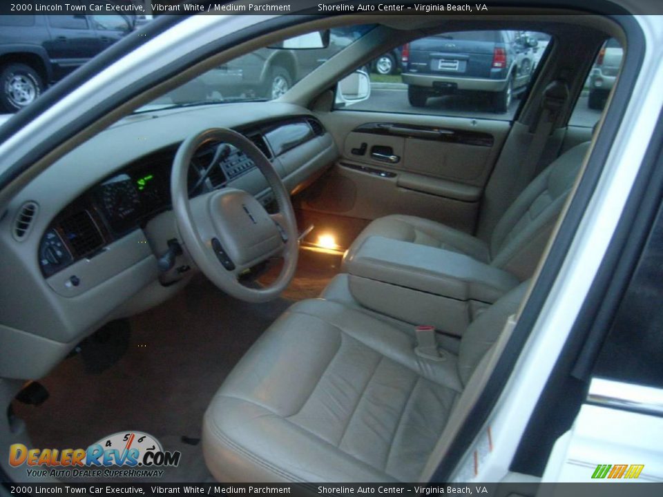 2000 Lincoln Town Car Executive Vibrant White / Medium Parchment Photo #18