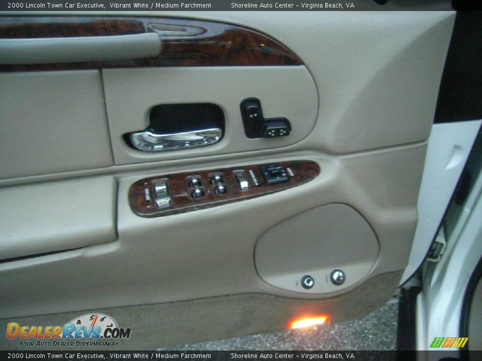 2000 Lincoln Town Car Executive Vibrant White / Medium Parchment Photo #19