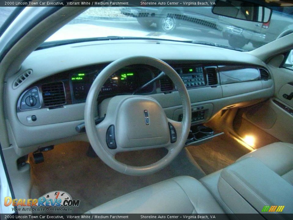 2000 Lincoln Town Car Executive Vibrant White / Medium Parchment Photo #20