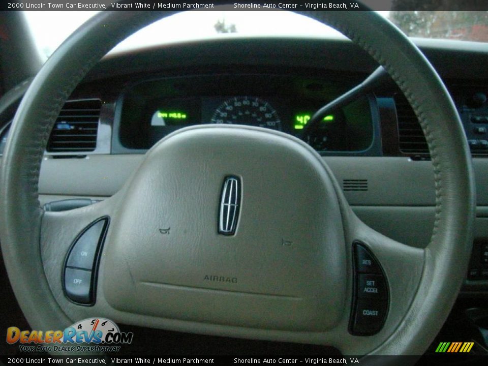 2000 Lincoln Town Car Executive Vibrant White / Medium Parchment Photo #22