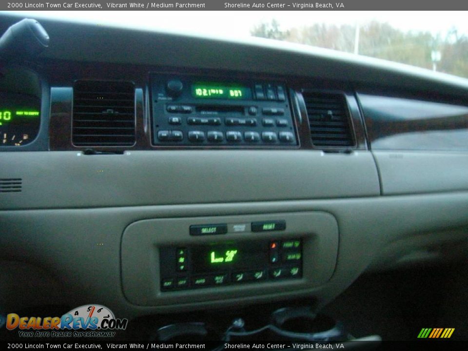 2000 Lincoln Town Car Executive Vibrant White / Medium Parchment Photo #24