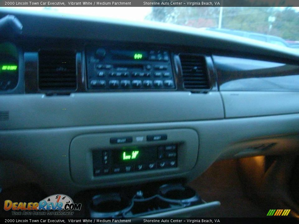 2000 Lincoln Town Car Executive Vibrant White / Medium Parchment Photo #26